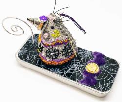 Stitchy Witchy Mouse on Cobweb Fancy Trim Needle Slide