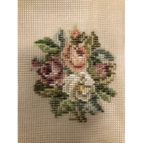 Trammed Tapestry - Small Roses Cream/Apricot